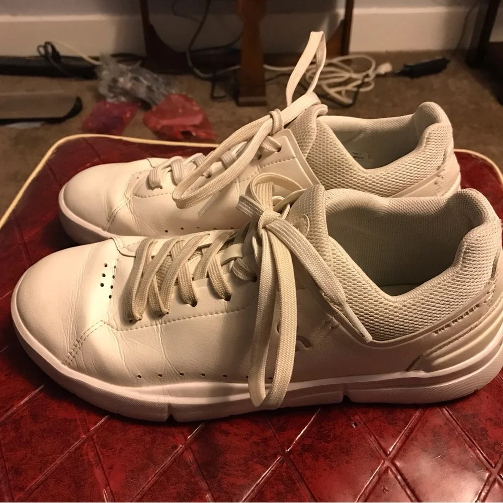 On Women's THE ROGER Advantage Shoes